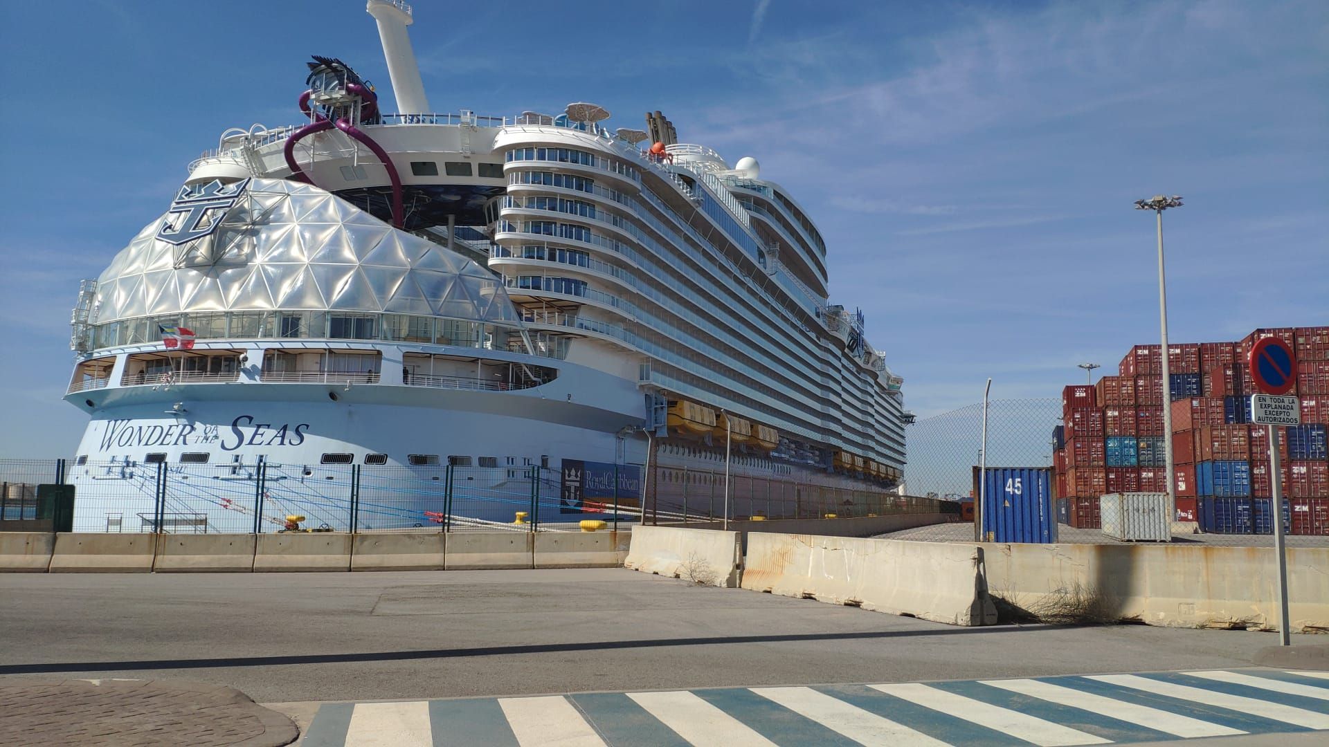 El megacrucero más grande del mundo, en el Puerto de València