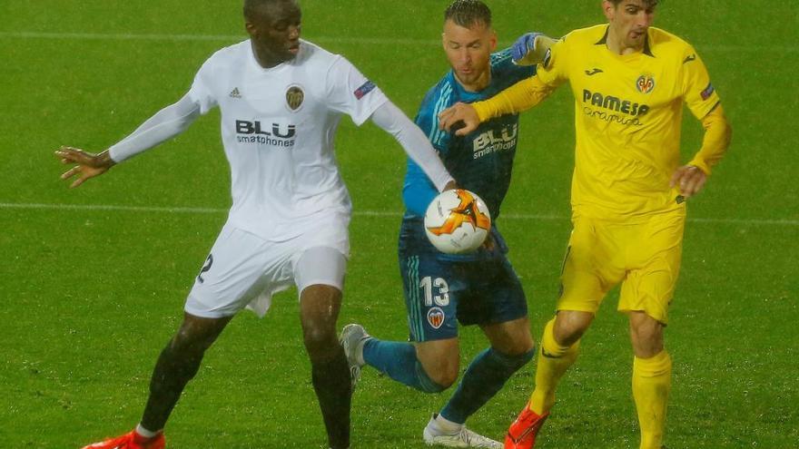 Gerard pelea un balón con Diakhaby y Neto.