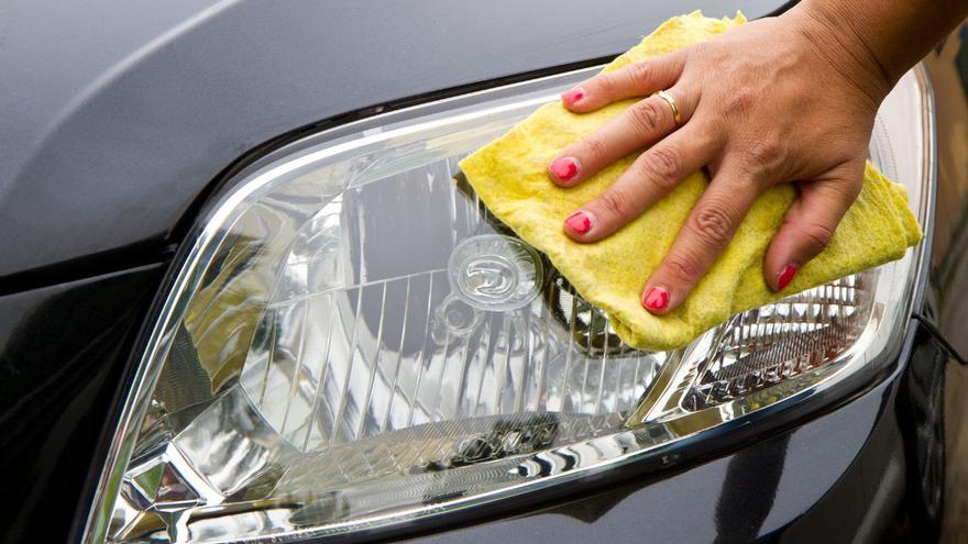 Cómo limpiar los faros del coche con un ingrediente sorprendente que tienes en tu baño