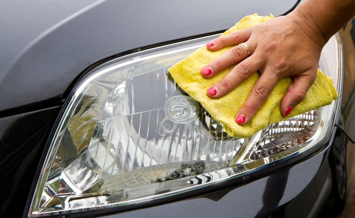 CÓMO LIMPIAR LOS FAROS DEL COCHE | Limpia los faros del coche con un ingrediente sorprendente que tienes en tu baño