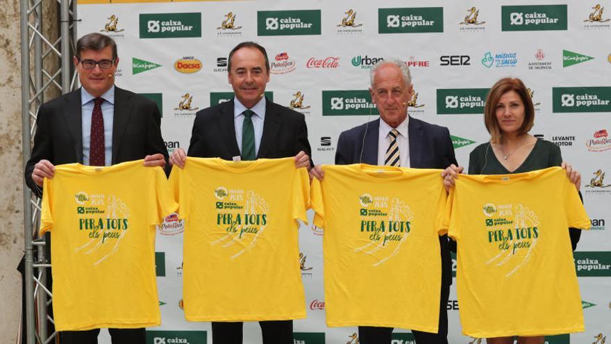 Los organizadores posan con la camiseta oficial de la prueba.