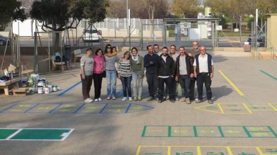 El colegio Vicent Marçà estrena una zona de juegos donada por una empresa