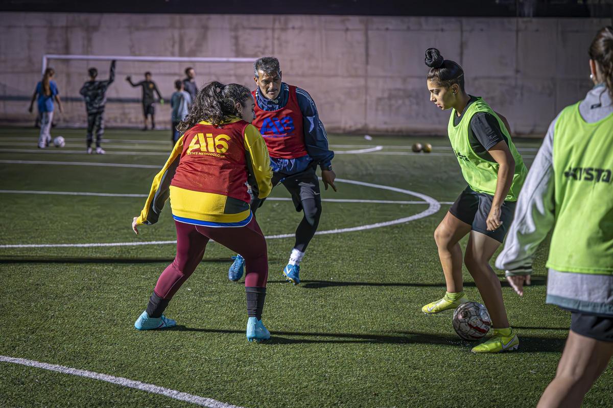 Entrenamiento del primer equipo de fútbol femenino que se crea en el barrio de La Mina