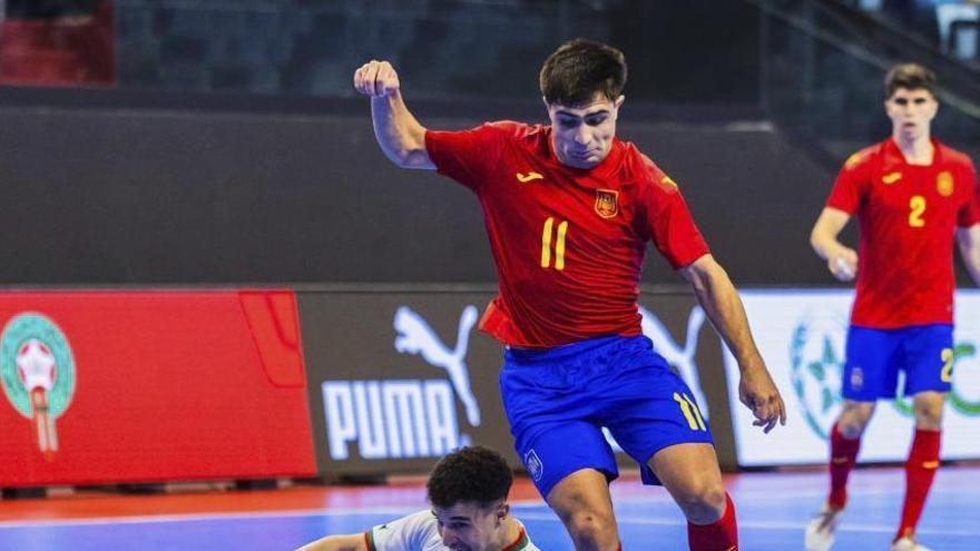 David Novoa, con el balón ante un rival caído. | CEDIDA