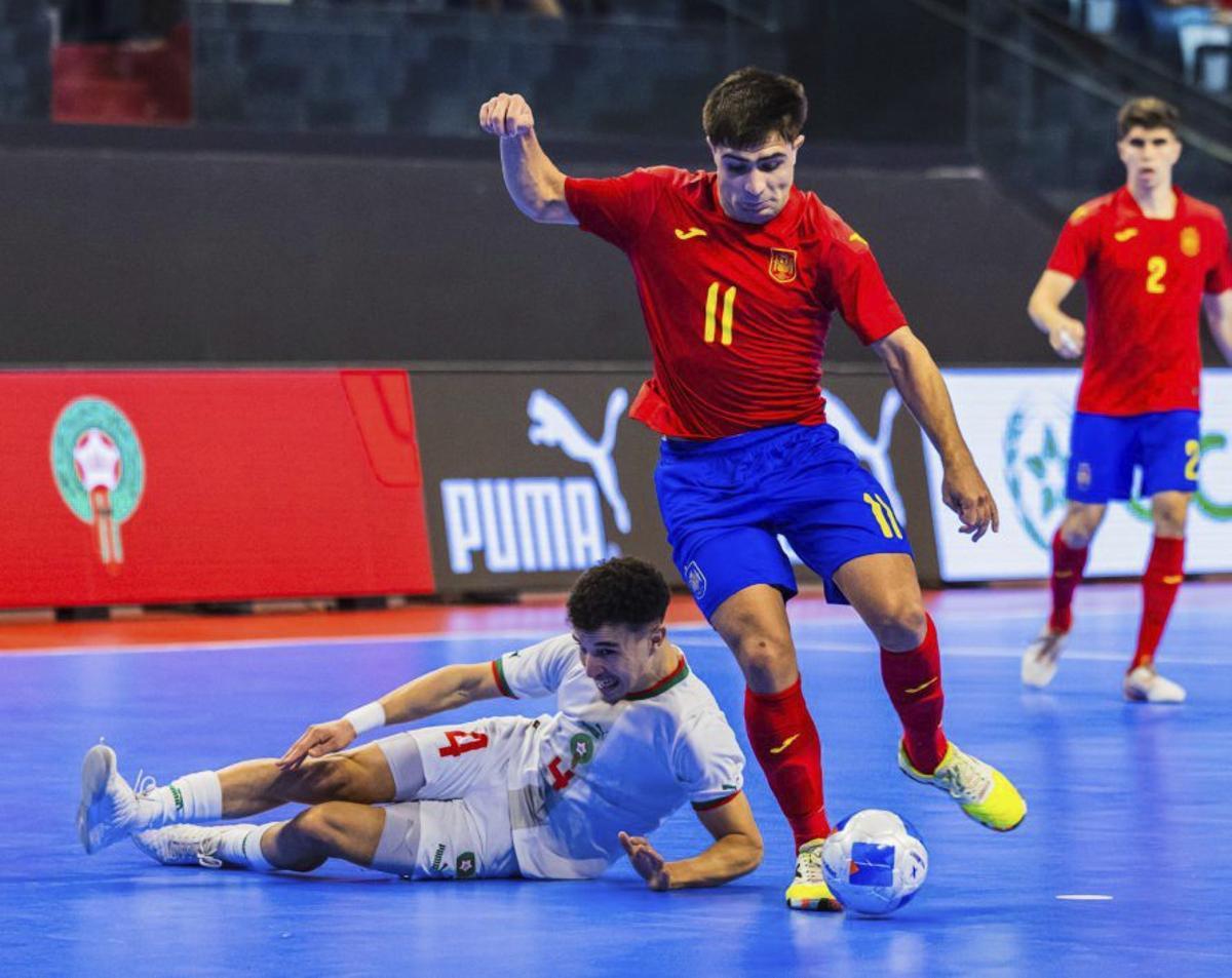 David Novoa, con el balón ante un rival caído.