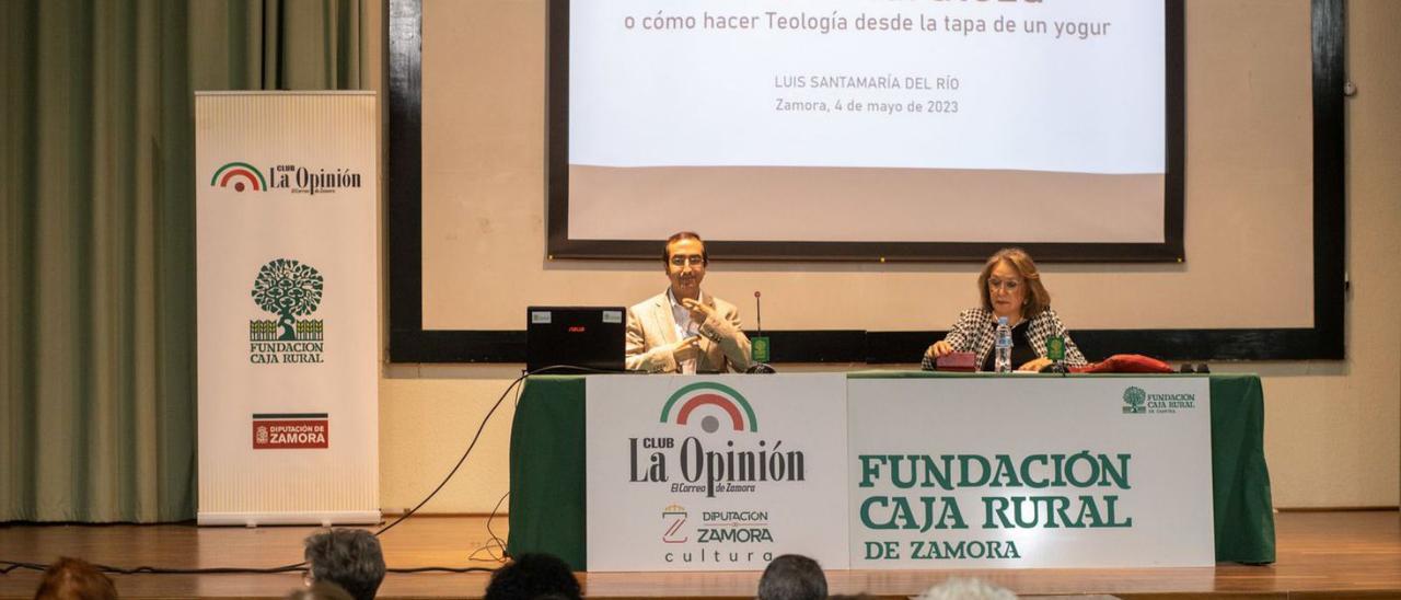 Luis Santamaría, con Carmen Ferreras, durante su intervención en el foro del periódico. | Emilio Fraile