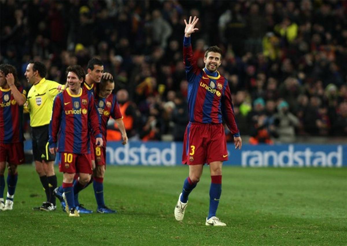 Gerard Piqué mostrando la manita a la afición