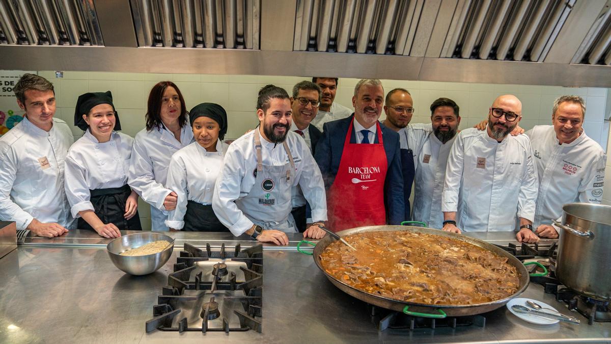 Jaume Collboni se puso el delantal para cocinar un fricandó solidario