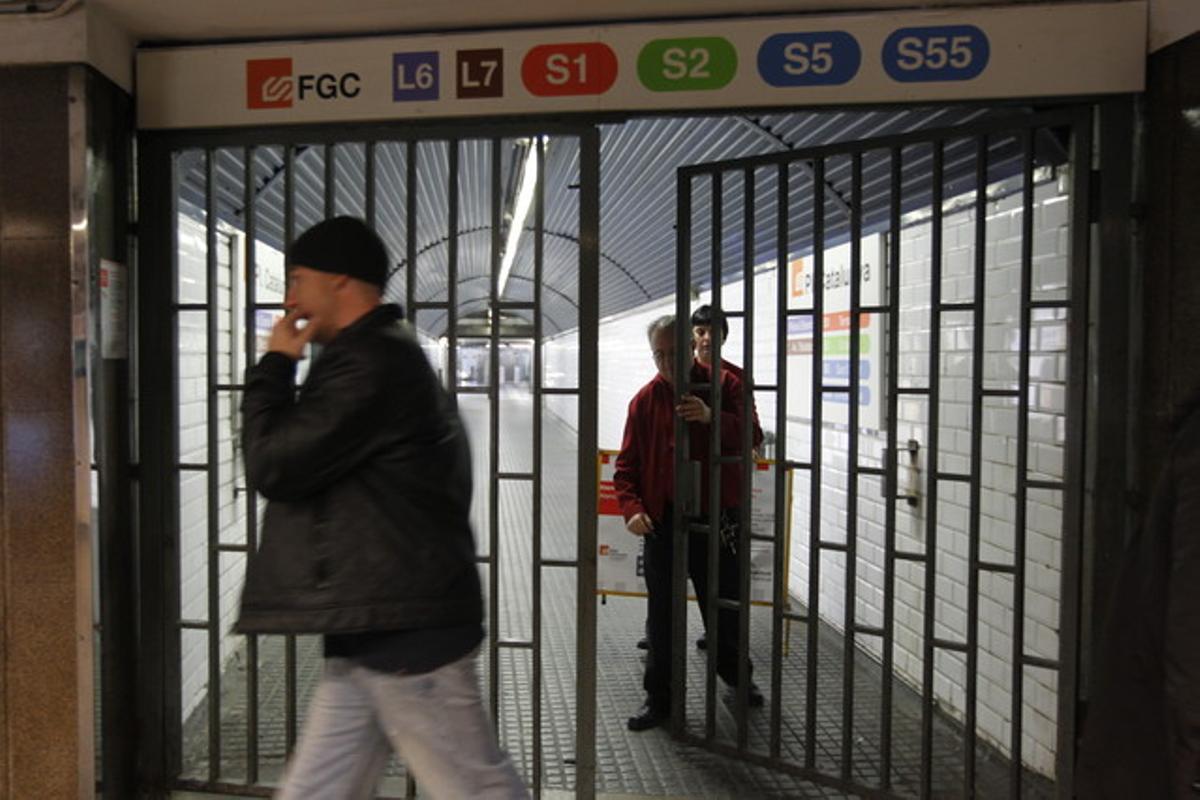Obertura d’una estació de metro aquest dimecres al matí.