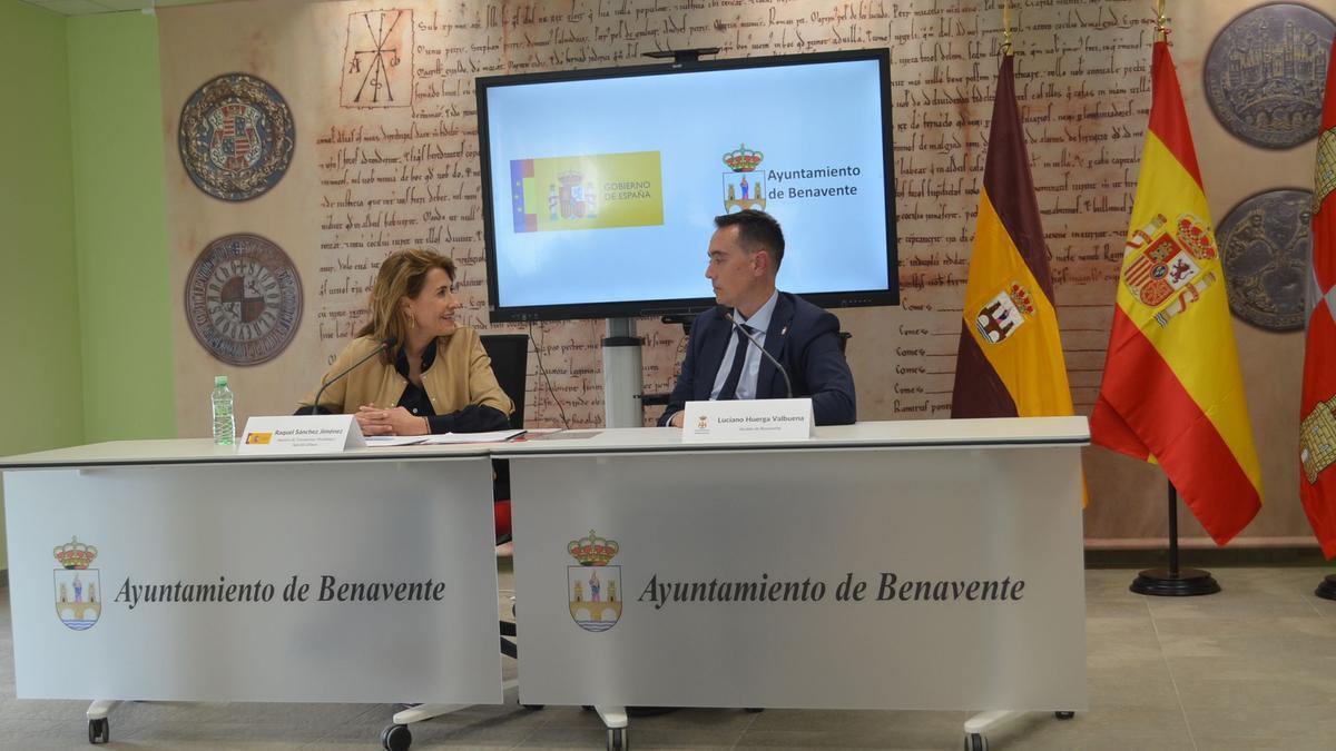 La ministra de Transportes con el alcalde de Benavente, en el edificio administrativo del Ferial. / E. P.