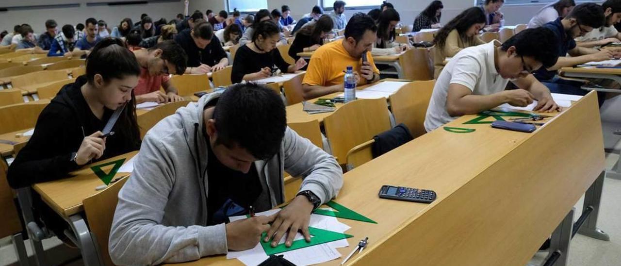 Estudiantes en el campus de Mieres en una imagen de archivo.