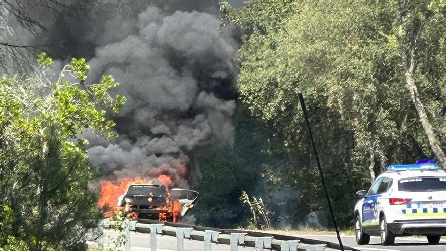 Espectacular incendi d'un cotxe a Caldes de Malavella