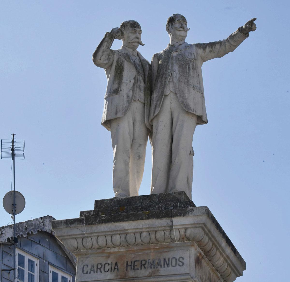 Estatua de los hermanos García Naveira.