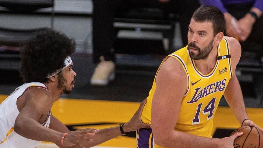 Los Lakers aplastan a los Raptors con un Gasol dominador