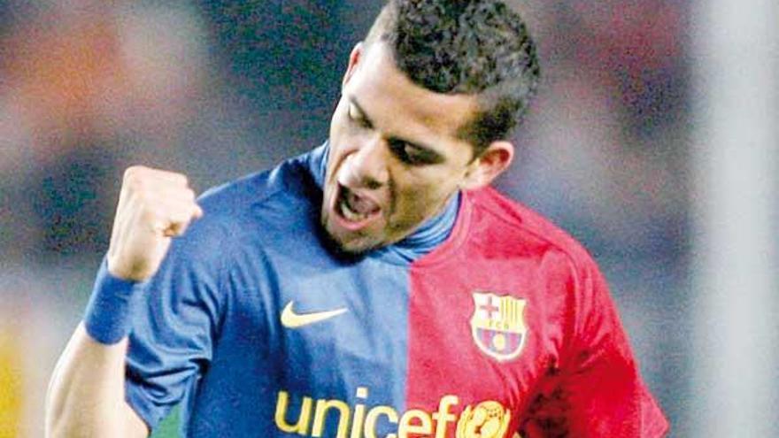 Dani Alves, durante un partido con el Barcelona.