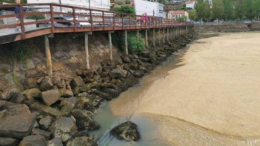 El río Orxas vuelve a sembrar de fecales la playa de San Cibrán en el segundo vertido en una semana