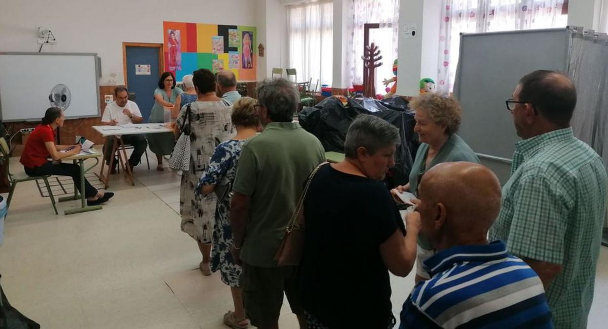 Vecinos aguardan su turno para ejercer su derecho al voto. | M. J. C.