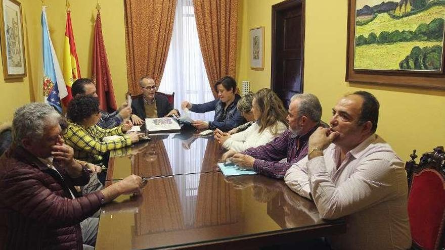 Alcalde y representantes vecinales con el documento. // Iñaki Osorio