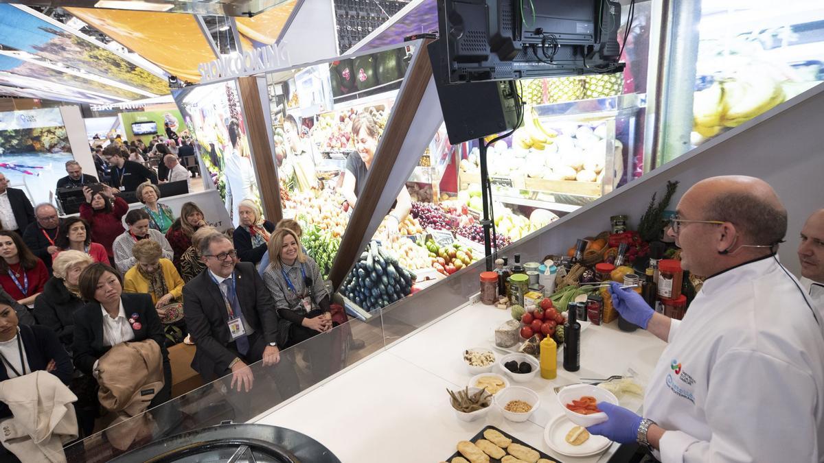 El presidente de la Diputación y la diputada de Turismo, en Fitur 2020 durante un ‘show-cooking’, que esta vez no se podrá celebrar debido al covid.