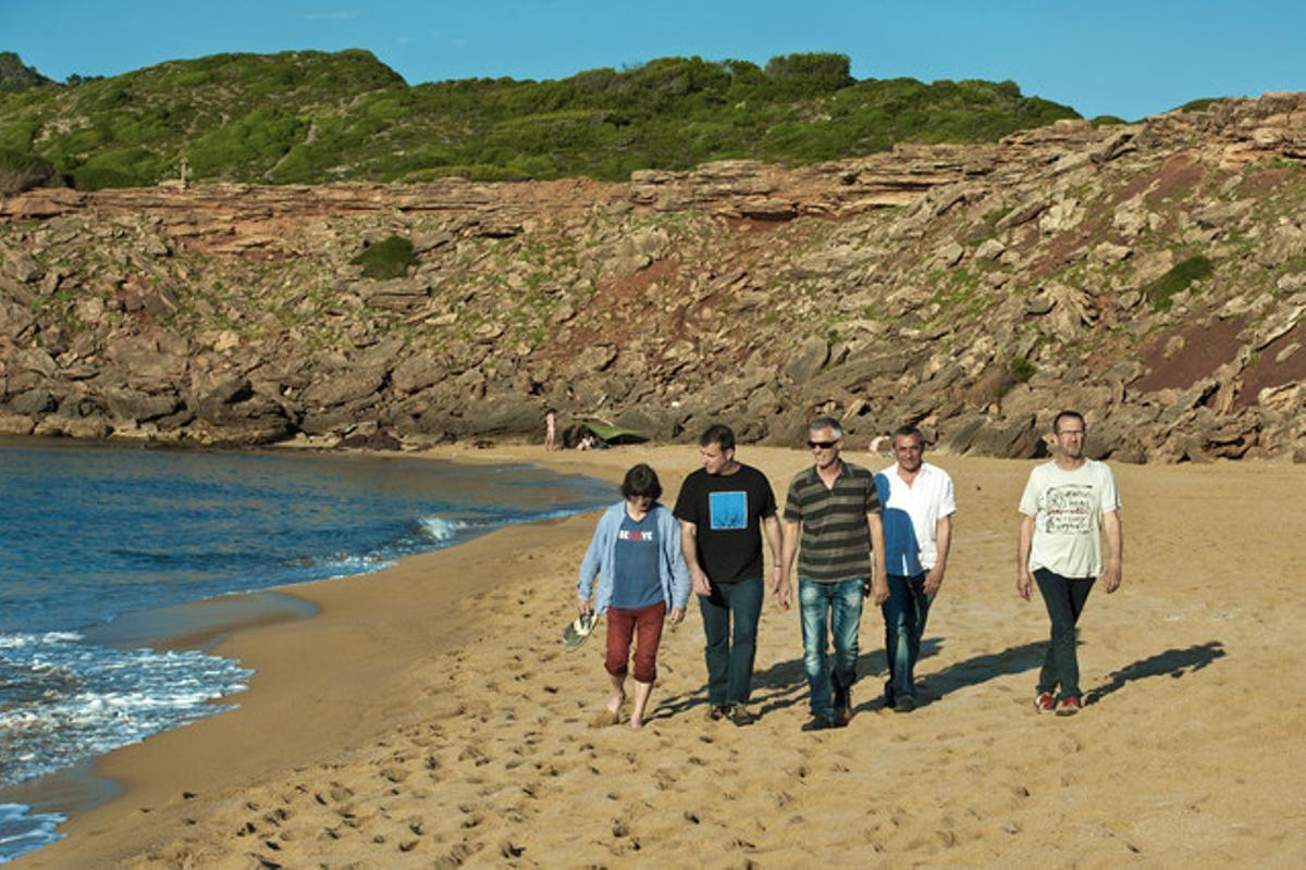 El grupo disfruta de un paseo por la cala Pilar después de presentar su gira de conciertos en Menorca.