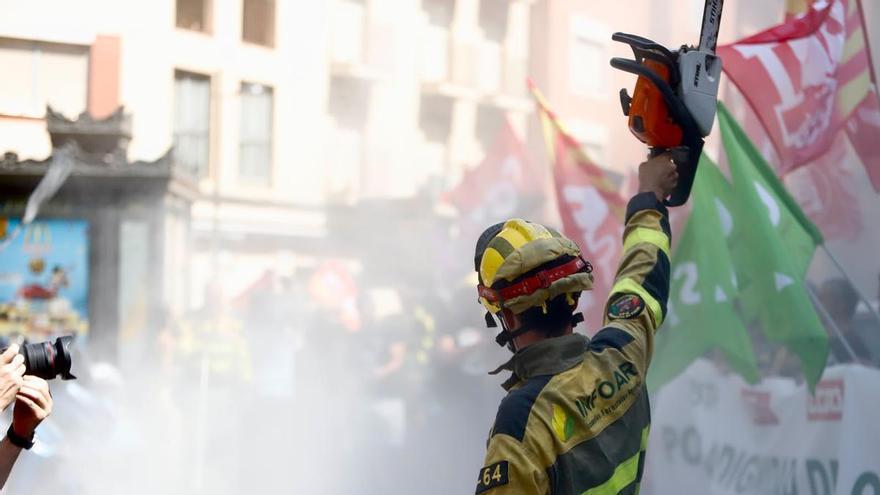 Protesta de los bomberos forestales en Zaragoza para exigir mejoras en sus condiciones laborales