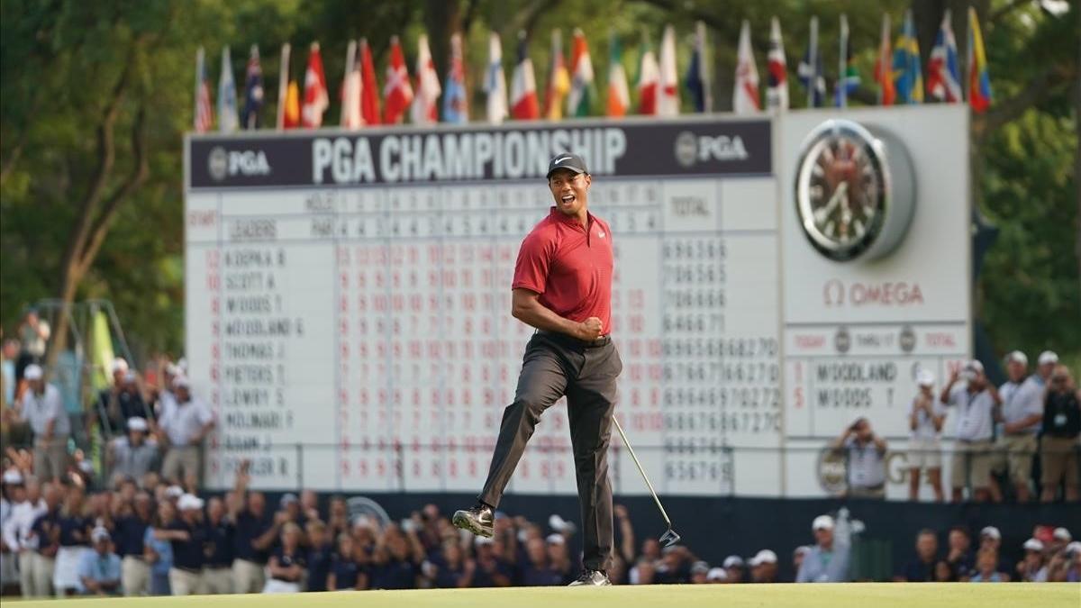 Tiger Woods celebra con rabia su putt en el hoyo 18 de la última vuelta en el PGA