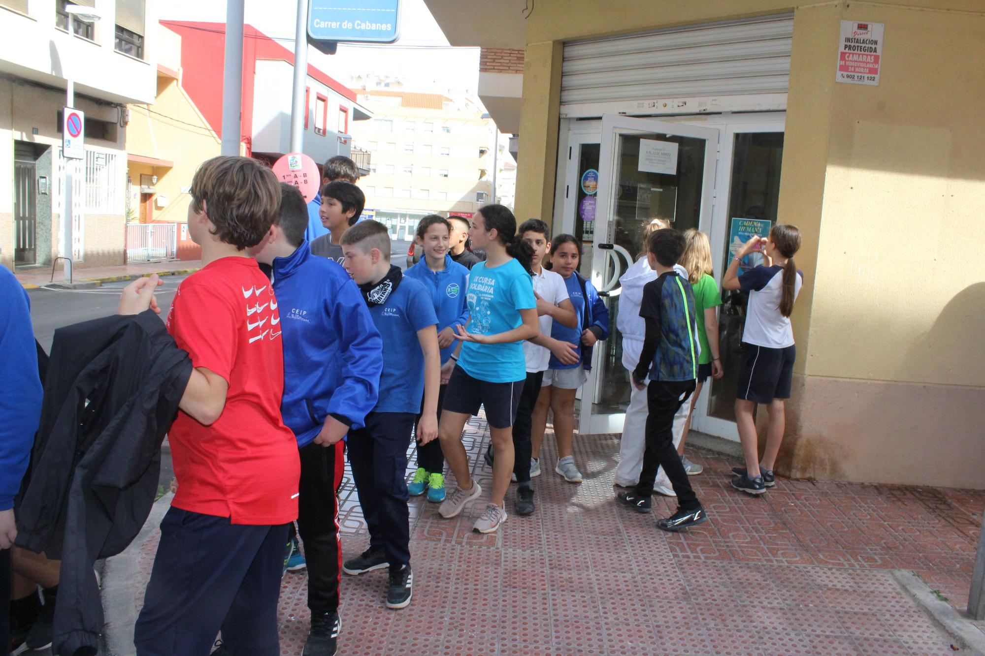 Cadena humana en Orpesa para trasladar libros a la nueva biblioteca