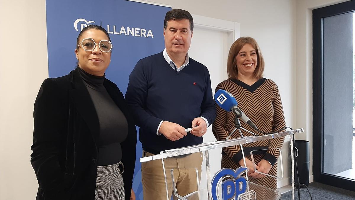 Por la izquierda, Sandra Camino, Silverio Argüelles y la edil Nuria Niño, en la sede del PP de Llanera