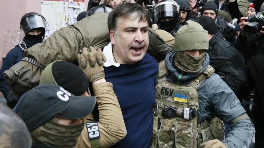La policía le detiene y sus seguidores lo liberan: así ha sido el arresto del opositor Saakashvili en Kiev