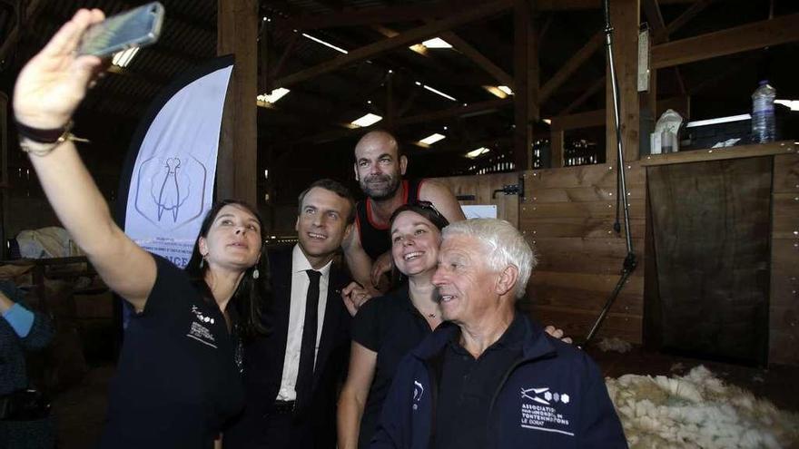 Macron se hace un &quot;selfie&quot; con unos granjeros en Chateauponsac, en el departamento francés de Haute-Vienne. // Reuters