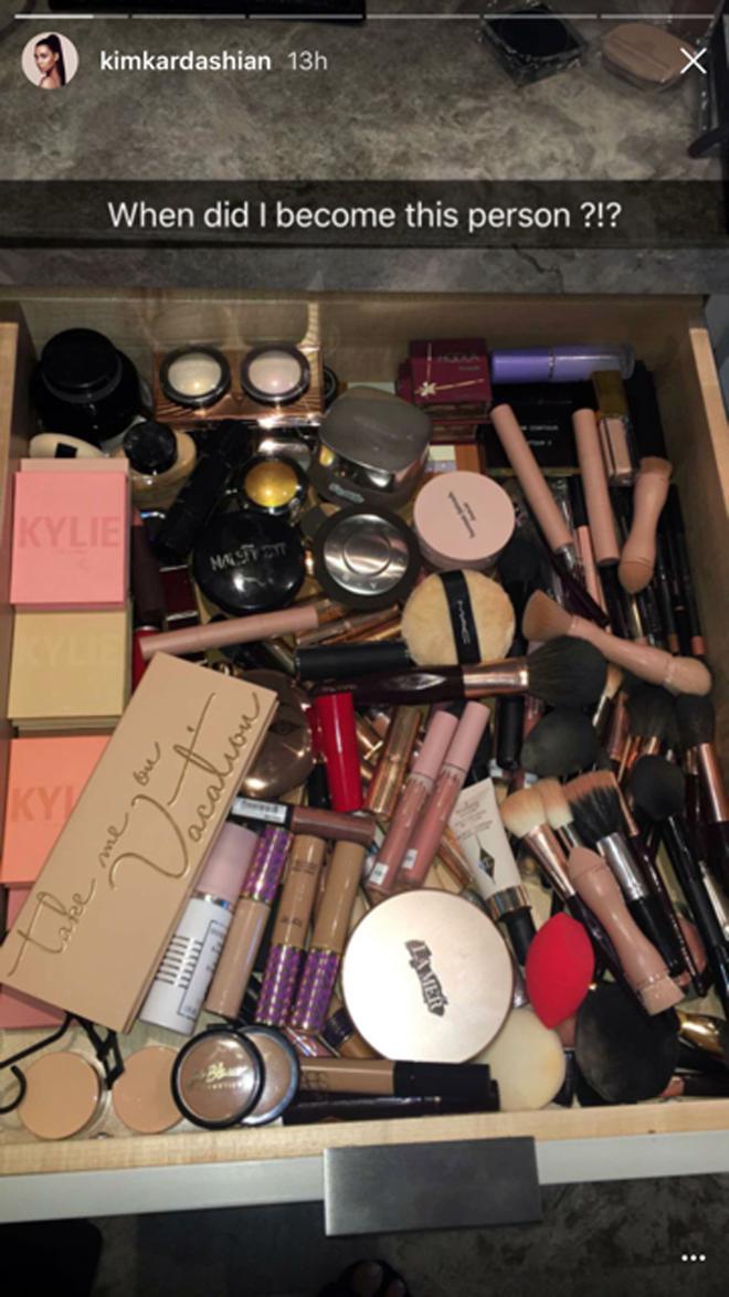 Kim Kardashian muestra su cajón del maquillaje