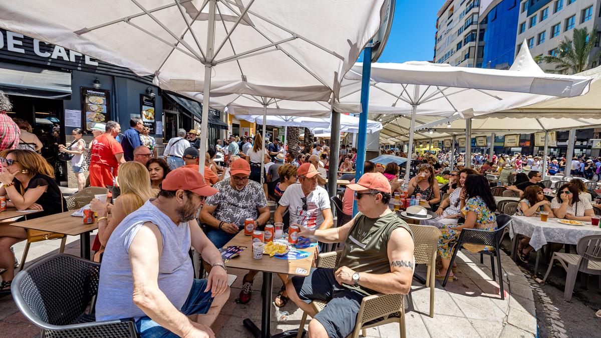 Ambiente en las terrazas del cetro en los momentos previos a la mascletà