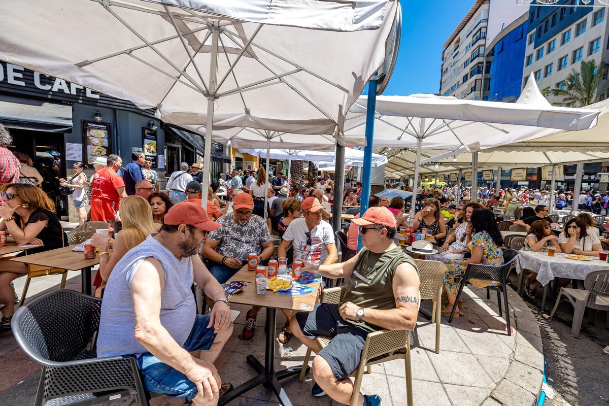 Ambiente en las terrazas del cetro en los momentos previos a la mascletà