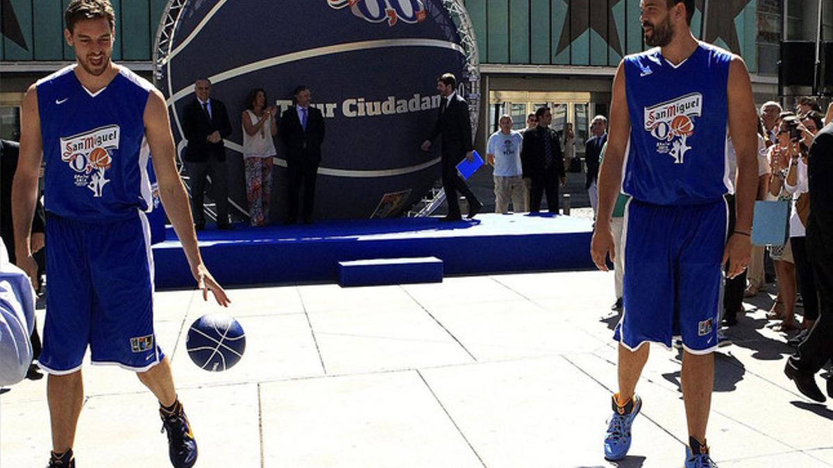 Pau y Marc Gasol recorren los primeros metros del Tour Ciudadano 0,0 con la pelota oficial de la Copa el Mundo de baloncesto