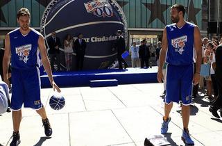 Pau y Marc Gasol ponen en marcha la pelota del Mundial de baloncesto