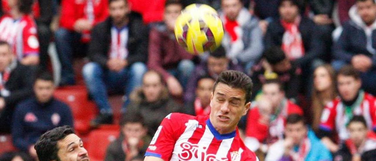 Bernardo disputa un balón con el bético Jorge Molina en un partido de la pasada campaña.