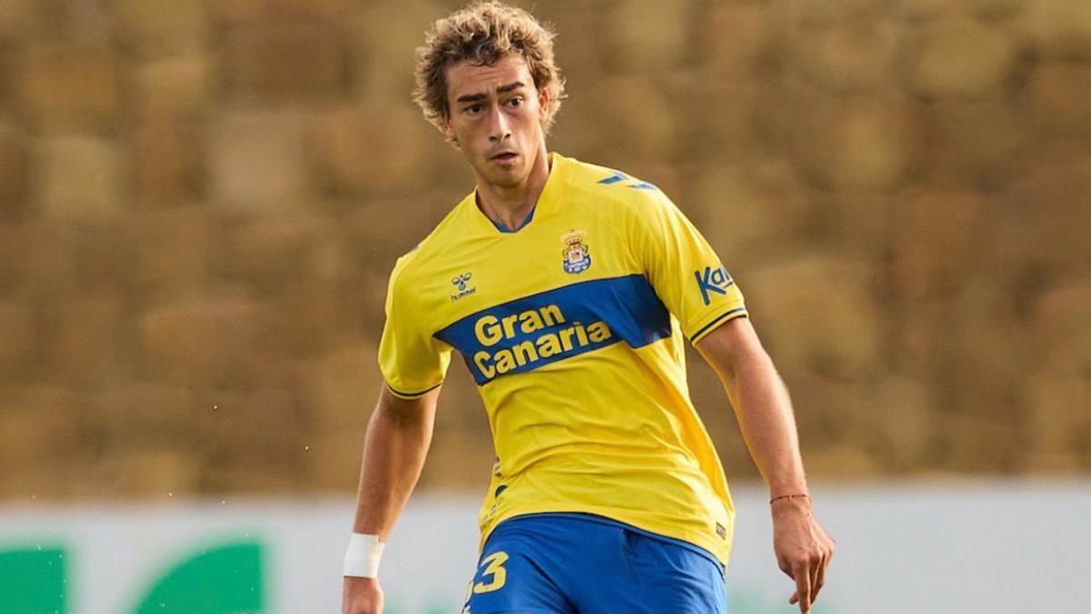 Víctor Villote juega un partido amistoso con la UD Las Palmas, en Marbella.