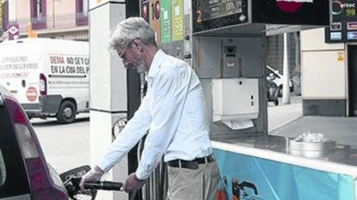 Un usuario reposta en una gasolinera de Barcelona.