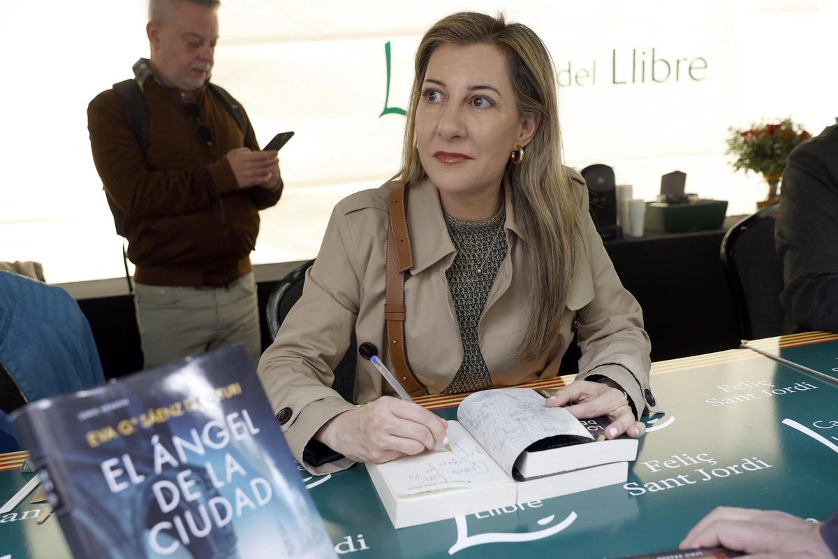 La escritora Eva García Sáenz de Urturi firma libros en uno de los estands de Barcelona.