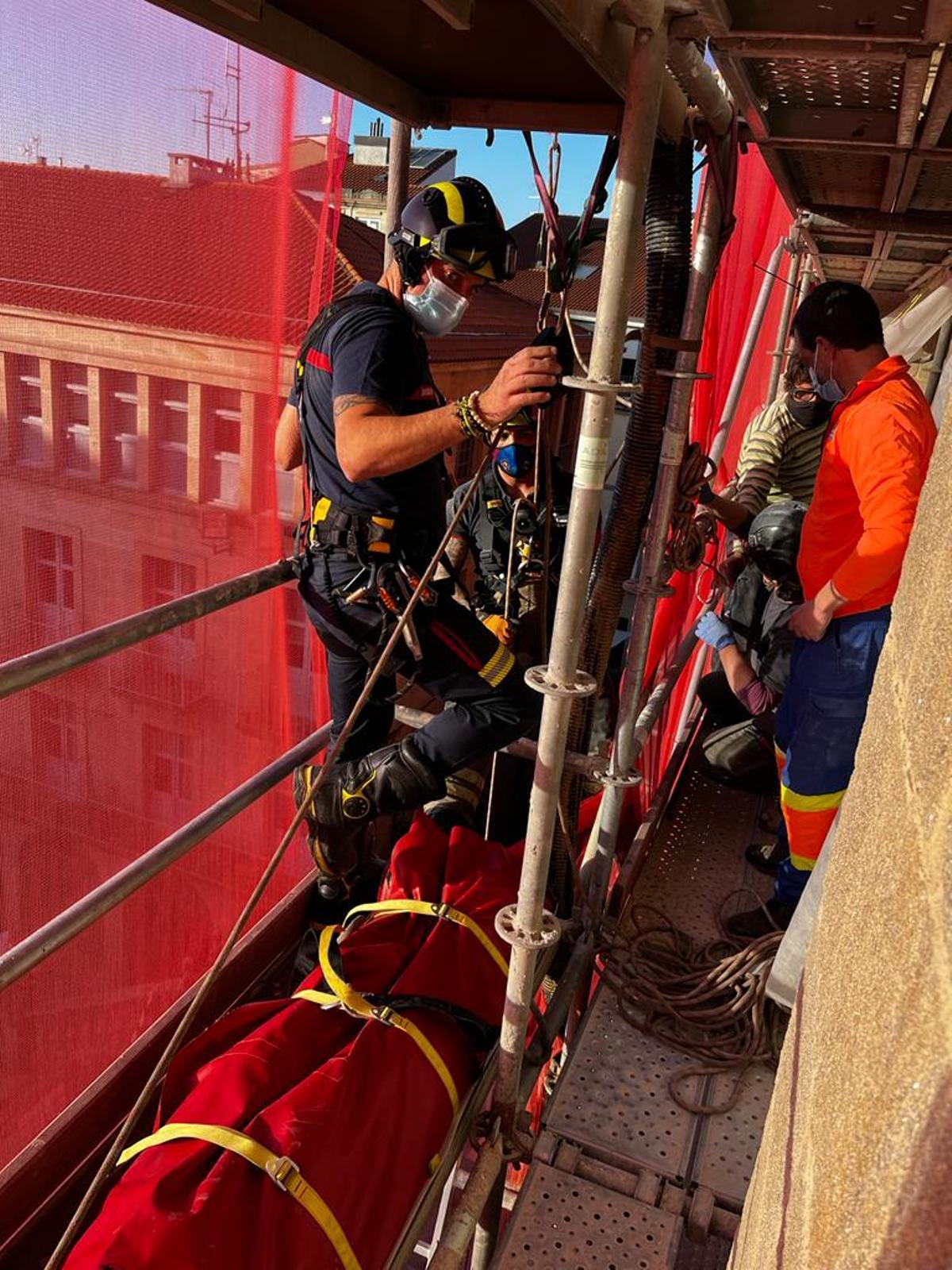 Los bomberos en el tercer piso del andamio de la Catedral de Ourense. //FdV