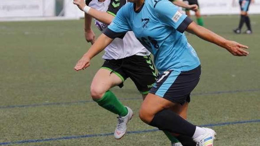Clo conduce un balón en un partido de Liga. // Cristina Graña