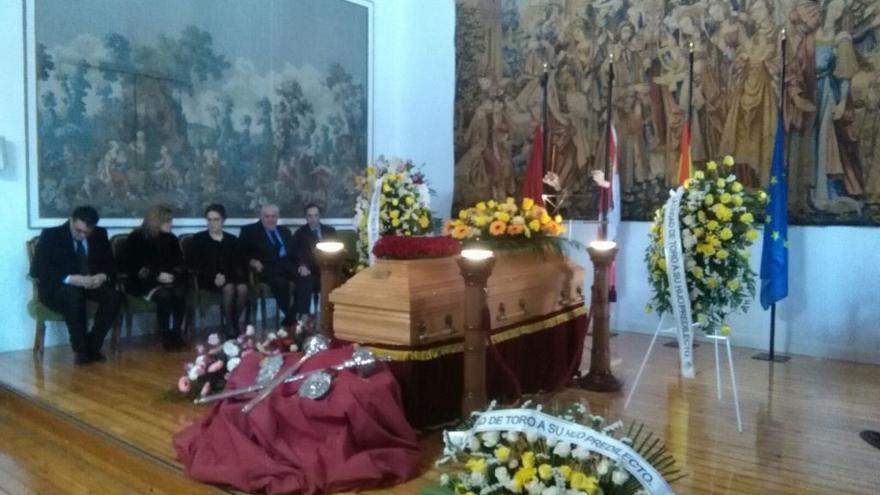 Capilla ardiente de Jesús López Cobos en el Ayuntamiento de Toro.