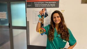 Carolina Fernández, triatleta y anestesista, con la medalla conmemorativa de su participación en el Ironman de Hawái