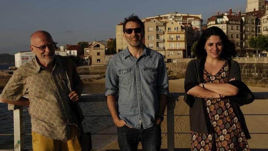 De izq. a dcha., Antoine Lopez, Alejo Flah y Sara Mansanet, ayer en Pescadoira. // FIC Bueu