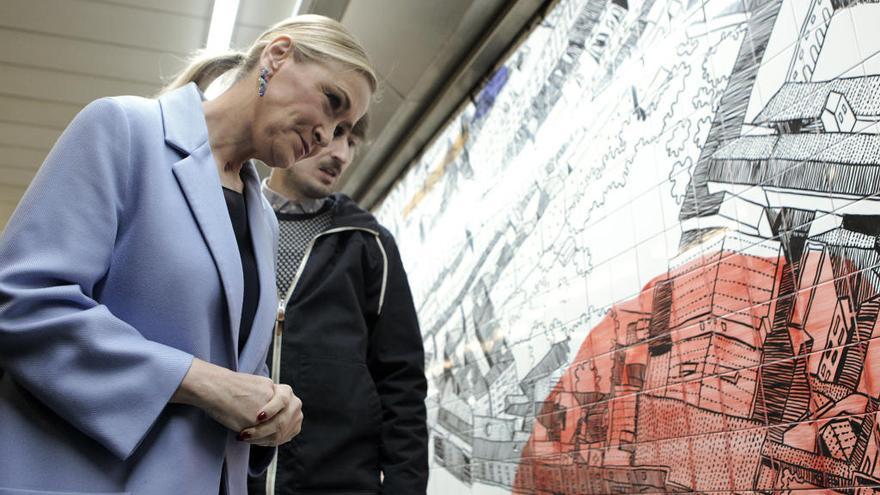 La presidenta de  Madrid, Cristina Cifuentes, y el artista David Cárdenas miran ell mural dedicado a Lina Morgan. /Efe