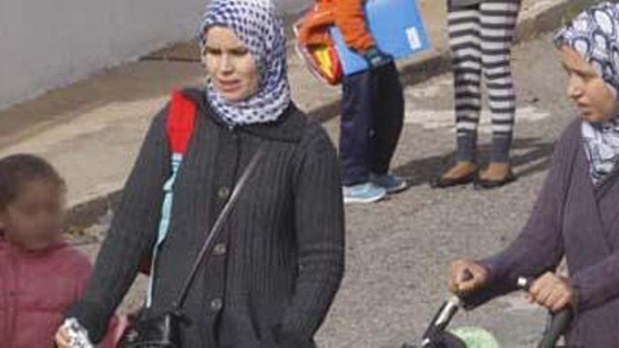 Madres musulmanas sacan a sus hijos del Teodoro Andreu. F: V. M.Pastor