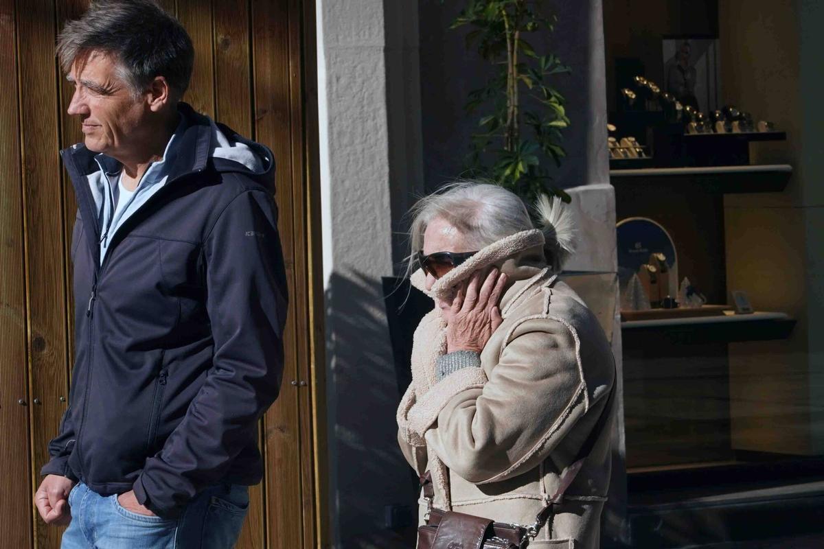 MLG 03-12-2025.-Varias personas se abrigan por la ola de frio que azota estos días la capital