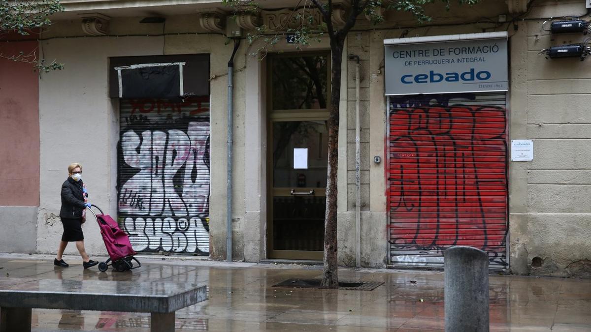 Tiendas cerradas en el centro de Gràcia, Barcelona.