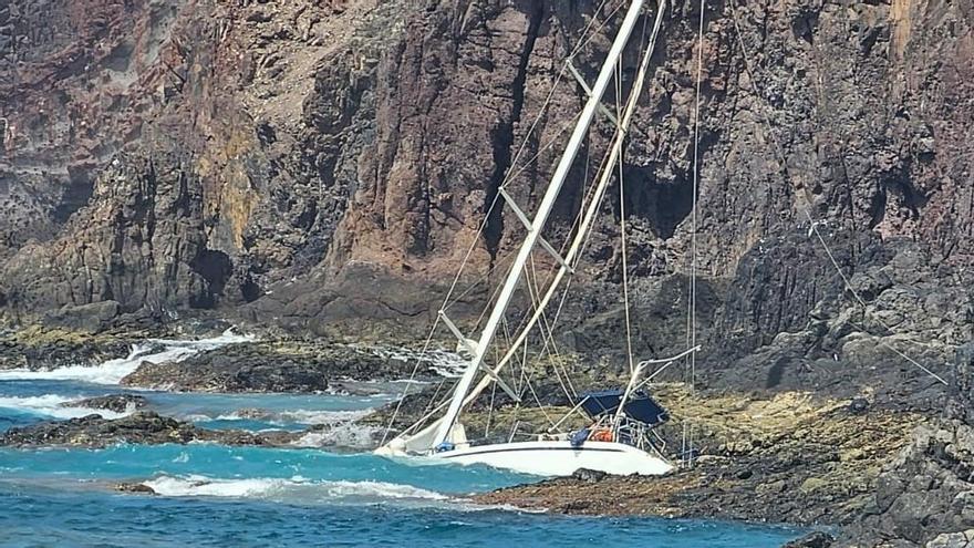 Gáldar reclama actuar ante el riesgo de hundimiento de un velero en Sardina