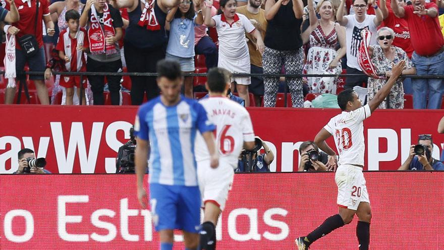 Juankar, cabizbajo, tras encajar el Málaga el segundo gol del Sevilla el pasado sábado.